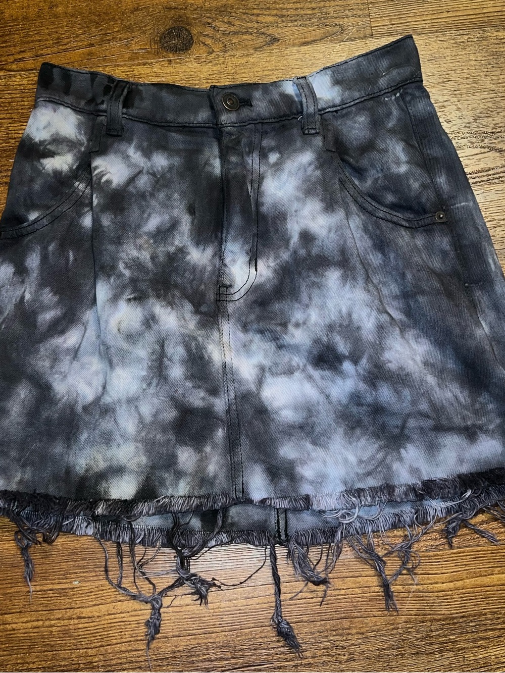 We The Free Black Acid Wash Denim Mini Skirt Distressed Edgy Grunge Y2K Size 26 - Picture 3 of 4